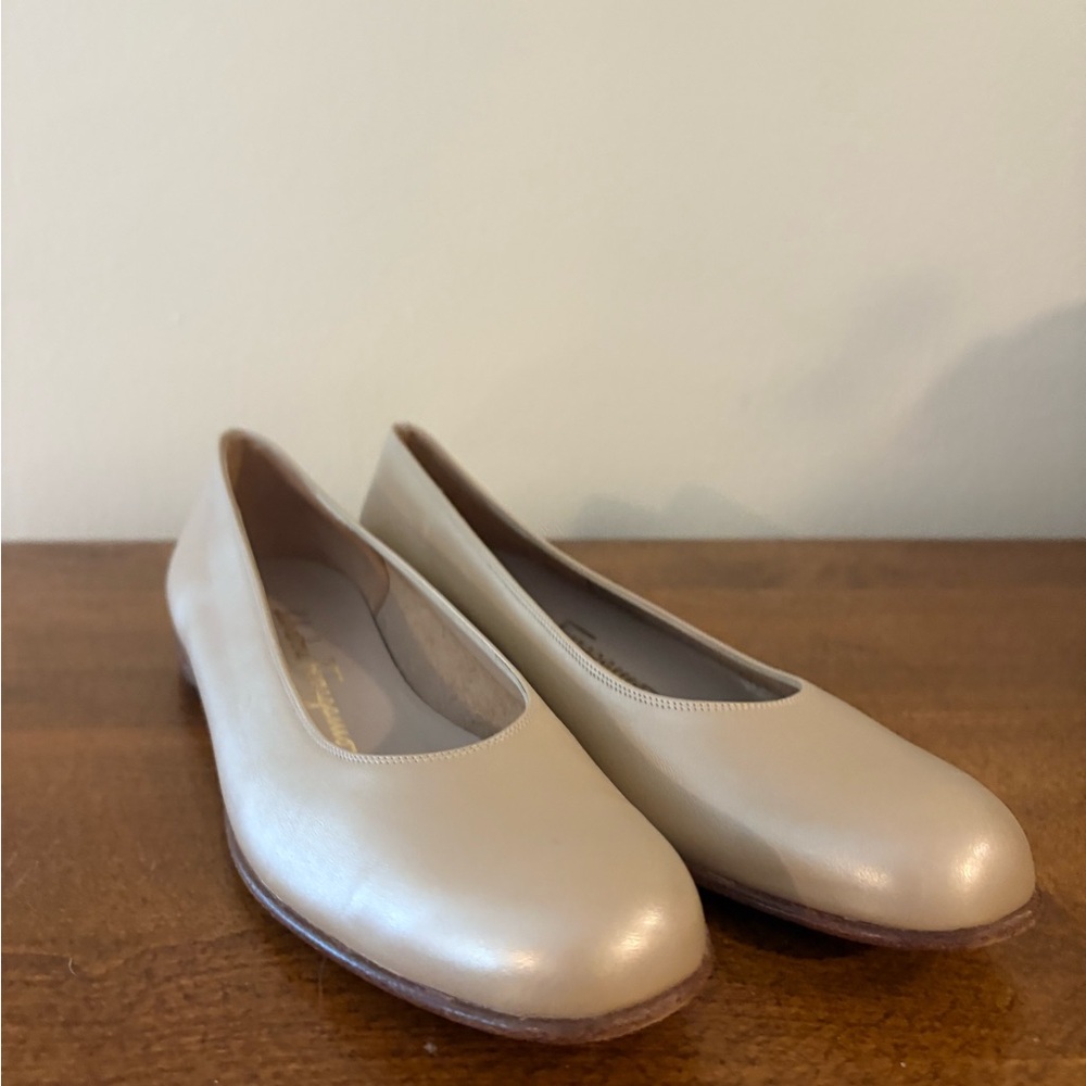 Vintage Ferragamo Flats, Size 7 4A Narrow Width, Pearly Beige